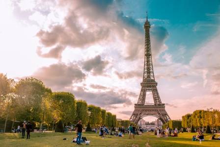 Top 4 Locations to Witness the Sparkling Eiffel Tower